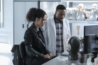MacGyver – Riley (Tristin Mays, l.) und Bozer (Justin Hires, r.) versuchen sich in Jacks CIA-Datei zu hacken, um herauszufinden, was zwischen ihm und Phoenix Foundation-Chefin Matty Webber passiert ist. Können sie das gut gehütete Geheimnis lüften?