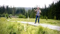Land der Berge – Christof Spörk ohne Mobilnetz-Empfang im Moor Ebenforstalm.