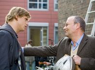 In aller Freundschaft – ) Philosophieprofessor Lothar von Hardenberg (Hans Klima, re.) traut seinem Studenten das Studium der Philosophie nicht zu und legt ihm nahe, es doch lieber mit einer physischen Studienrichtung wie Sport zu probieren.