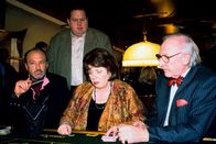 Der Bulle von Tölz – (v.li.) Miguel Herz-Kestranek (Graf Moritz von Ambach), Ottfried Fischer (Benno Bergammer), Ruth Drexel (Resi Berghammer), Karl Merkatz (Rudolf Matuschek).