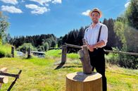 Wunderschön! – Auf einem 200 Jahre alten Bauernhof macht Ramon Babazadeh eine Zeitreise und lernt, was Entschleunigung bedeutet. Der Tagesablauf eines bäuerlichen Lebens vor 120 Jahren wird auf dem Hof mit vielen Requisiten des bäuerlichen Lebens erlebbar.; SWR WUNDERSCHÖN! BAYERISCHER WALD, "Mit Ramon Babazadeh" Uhr im SWR. Auf einem 200 Jahre alten Bauernhof macht Ramon Babazadeh eine Zeitreise und lernt, was Entschleunigung bedeutet. Der Tagesablauf eines bäuerlichen Lebens vor 120 Jahren wird auf dem Hof mit vielen Requisiten des bäuerlichen Lebens erlebbar.