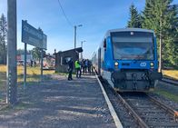 alpha-expedition: Mit dem Zug ... – Jakuszyce, früher Jakobstal genannt, ist der am höchsten gelegene Bahnhof Polens. Als er und die Verbindung über den Neuweltpass 1902 gebaut wurde, war er der höchste Preußens.