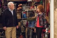Man with a Plan – Joe (Stacy Keach, l.); Beverly (Swoosie Kurtz, r.)