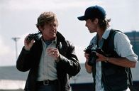 Spy Game - Der finale Countdown – Vollkommen auf sich allein gestellt zieht Muir (Robert Redford, l.) sämtliche Register und begibt sich auf eine gefährliche, nicht autorisierte Mission, um das Leben seines Freundes Bishop (Brad Pitt, r.) zu retten.