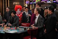 How I Met Your Mother – Da Barney (Neil Patrick Harris, 4.v.r.) nicht glaubt, dass seine Freunde einen legendären Junggesellenabschied für ihn zustande bringen - haben sich diese was ganz Besonderes einfallen lassen ...