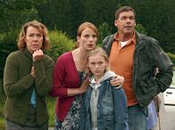 Zwei Herzen und ein Edelweiß – Hilflos müssen Sophie (Gaby Dohm, li.), Bettina (Julia Jäger, 2.v.li.), Lisa (Karla Leipold) und Martin (Sascha Hehn) mit ansehen, wie die Scheune des Hofs in Flammen aufgeht.