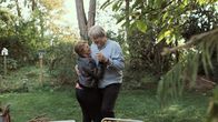 Ein großes Versprechen – Ein unbeschwerter Moment: Juditha (Dagmar Manzel) und Erik (Rolf Lassgård)