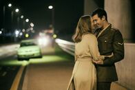 The Capture – The Capture Staffel 1 Folge 1 Fühlt sich zu seiner Verteidigerin hingezogen: Laura Haddock als Hannah Roberts, Callum Turner als Shaun Emery