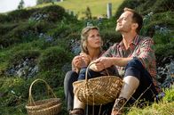 Daheim in den Bergen – ARD Degeto DAHEIM IN DEN BERGEN - SCHWESTERNLIEBE Uhr im ERSTEN. Lena (Valerie Niehaus in einer Doppelrolle) glaubt, dass Christian (Julian Weigand) der Richtige für ihre Schwester Leonie ist.