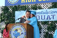 The Middle – Principal Cameron (French Stewart, l.); Sue (Eden Sher, r.)