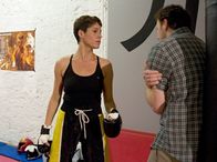 Tatort – SWR Fernsehen TATORT, "Grabenkämpfe" Uhr. Elena Aldinger (Jasmin Gerat) ist nicht nur eifersüchtig, sondern auch leicht zu erzürnen. Als sie vermutet, dass ihr Mann Stefan (Christoph Jacobi) sie betrügt, bekommt er ihre Fähigkeiten als Kickboxerin zu spüren.