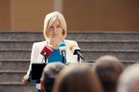 Blutholz – Staatsanwältin Sylvia Dancu (Désirée Nosbusch) hat politische Ambitionen und kandidiert für das Bürgermeisteramt im rumänischen Kronstadt.