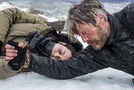 3satThementag: "Eiskalt": Arctic – Overgård (Mads Mikkelsen) und die junge Frau (María Thelma Smáradóttir) sind am Ende ihrer Kräfte ...