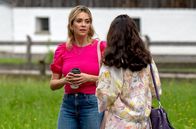Sturm der Liebe – Greta (Laura Osswald, l.) wird nachdenklich, als Lale (Yeliz Simsek, r.) ihr rät, für eine Entscheidungsfindung Zeit mit Miro zu verbringen.