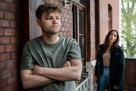 SOKO Leipzig – Der erste Verdacht fällt auf Gerome Illbruck (Julian Mau, l.), den Bruder der Studentin. Er war als einziges Familienmitglied während der Urteilsverkündung nicht im Gerichtssaal. Doch der Bruder hat ein Alibi, wie Kim Nowak (Amy Mußul, r.) schließlich herausfindet.