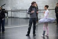 Black Swan – Während der Dreharbeiten: Regisseur Darren Aronofsky, l. und Natalie Portman, r.