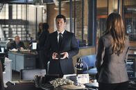 Castle – Von Anfang an steht Beckett (Stana Katic, r.) dem mysteriösen Jared Stack (Carlos Bernard, l.) skeptisch gegenüber. Tut sie ihm Unrecht?