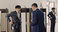 All In – Für seine Hochzeit: Jamu (Daniel Popat, li.) lässt sich vom Verkäufer (Ralph Schönhuber) bei der Anzugswahl beraten.