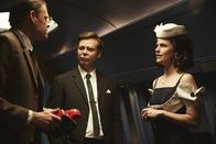 Sketch History – McNamara (Max Giermann, l.) versucht es mal mit Vernunft, sein Chef, John F. Kennedy (Matthias Matschke, M.), lässt sich aber nur kurz von der attraktiven Stewardess (Isabell Polak, r.) ablenken.