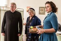 Father Brown – Father Brown (Mark Williams, l.), Mrs McCarthy (Sorcha Cusack, 2.v.l.) und Bunty (Emer Kenny, r.) besuchen Inspector Mallory im Krankenhaus.