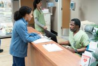 Station 19 – Dr. Maggie Pierce (Kelly McCreary, l.), Krankenpfleger (DeJean Brown, r.).
