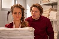 Sturm der Liebe – Theo (Lukas Leibe, r.) entdeckt perplex, dass Stella (Daniela Galbo, l.) Lales Parfüm trägt.; ARD STURM DER LIEBE FOLGE 4278 Uhr im ERSTEN. Theo (Lukas Leibe, r.) entdeckt perplex, dass Stella (Daniela Galbo, l.) Lales Parfüm trägt.