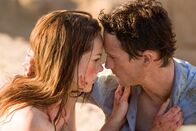 Ruinen – Müssen auf dem Dach der Ruinen in sengender Hitze auszuharren, weil die Dorfbewohner die Jugendlichen daran hindern, die unheimliche Opferstätte zu verlassen. Aus gutem Grund! Jeff (Jonathan Tucker, r.) und Amy (Jena Malone, l.) ...