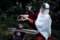 Wikinger: Aufstieg und Untergang – Heidnisches Ritual, eine Wikingerin gießt Blut auf Ringe. (Dash Pictures/Adam Jandrup)