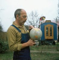 Löwenzahn Classics – Peter Lustig erkennt auf dem Globus, dass es viele Länder auf der Welt gibt.