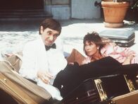 Agentin mit Herz – Amanda (Kate Jackson, r.) rettet dem Buchhalter Brand (Harvey Jason, l.) mal eben schnell das Leben ...