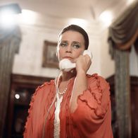 Tatort – Evelyn Stürznickel (Maria Schell) ist unter Verdacht ihren Schwiegervater ermordet zu haben.