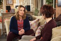 Rote Rosen – ARD ROTE ROSEN FOLGE 1947 Uhr im ERSTEN. Jana (Jenny Jürgens, l.) beklagt sich bei Merle (Anja Franke, r.) über Sebastians abweisendes Verhalten.