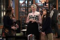 Last Man Standing – v.l.n.r.) Kristin Baxter (Amanda Fuller); Mandy Baxter (Molly McCook); Jen (Krista Marie Yu)