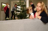 In aller Freundschaft – Während die drei Freunde Roland (Thomas Rühmann, hi. re.), Kathrin (Andrea Kathrin Loewig, hi. li) und Martin (Bernhard Bettermann, hi. mi.) mit vereinten Kräften das Weihnachtsfest vorbereiten, bekommt Lisa (Ella Zirzow, re.) eine traurige Nachricht von ihrem Freund Nils.