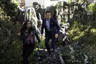 Charmed – Maggie Vera (Sarah Jeffery, l.); Harry Greenwood (Rupert Evans, r.)