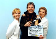 In aller Freundschaft – MDR Fernsehen IN ALLER FREUNDSCHAFT FOLGE 134, "Der große Irrtum" Uhr. Klappe für Patrick Lindner, Andrea Kathrin Loewig (li.) und Jutta Kammann.