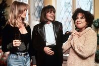 Der Club der Teufelinnen – Brenda (Bette Midler, r.), Elise (Goldie Hawn, l.) und Annie (Diane Keaton, M.) haben alle drei das gleiche Problem : ihre Ehemänner!