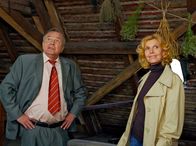 In aller Freundschaft – Oberschwester Ingrid (Jutta Kammann) hat das Haus ihres Onkels geerbt. Bei einer Besichtigung mit Prof. Simoni (Dieter Bellmann) werden alte Kindheitserinnerungen in ihr wach und sie spielt mit dem Gedanken, das Haus zu renovieren. Simoni ist alles andere als begeistert.