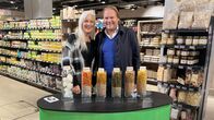 Der Vorkoster – Ernährungsexpertin Anja Tanas und Björn Freitag (r) testen im Supermarkt, was die Kunden über Low-Carb-Nudeln wissen.