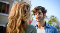Sturm der Liebe – Alexandra (Daniela Kiefer l.) und Noah (Christopher Jan Busse r.) erfahren zutiefst erleichtert, dass es Eleni wieder besser geht.