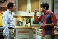 Two and a Half Men – Charlie (Charlie Sheen, r.) leiht sich von Alan (Jon Cryer, l.) 38 Dollar, damit er nicht an den Geldautomaten muss und verspricht ihm, es am nächsten Tag zurückzugeben. Als das nicht passiert, kommt es zum Streit zwischen den Brüdern ...
