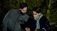 Rote Rosen – Simon (Thore Lüthje l.) steht vor einem Rätsel: Wie kommt das Öl in den Teich des Ziegenhofes? Gemeinsam mit Till (Francesco Oscar Schramm r.) sucht er per Unterwasserdrohne nach Antworten – und entdeckt am Grund ein versunkenes Auto. Ist das der verschollene Unfallwagen?