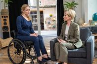SOKO Stuttgart – Wer hat den Betreiber eines Stuttgarter Escape Rooms erschlagen? Kriminalhauptkommissarin Martina Seiffert (Astrid M. Fünderich, r.) sucht Antworten bei der hinterbliebenen Ehefrau Theresa Pfaff (Franziska Junge, l.) und merkt schnell, dass das Eheleben offensichtlich im Argen lag.