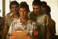 Scarface – 1980 öffnet Fidel Castro den Hafen von Mariel, um kubanische und amerikanische Familienangehörige wieder zusammenzubringen. Unter ihnen befindet sich auch Tony Montana (Al Pacino, vorne), ein verarmter Ex-Sträfling, der in Amerika sein Glück versuchen möchte ...