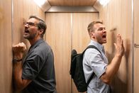 neoriginal: Like a Loser – Guideon (Tom Beck, l.) und Julian Beil (Ben Münchow, r.) gefangen im Aufzug: Während der Zwangspause brechen alte Konflikte und neue Absurditäten hervor.