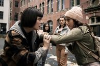 Tatort – Freddys Enkelin Frida Schenk (Maira Helene Kellers, l.) hat Ärger auf dem Schulhof - mit Sara Göktan (Linda Schablowski).