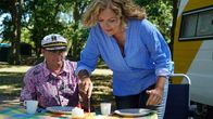Tietjen campt – Wigald Boning und Bettina Tietjen bei Kaffee und Kuchen