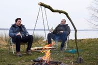 In aller Freundschaft – Philipp Brentanos (Thomas Koch, li.) alter Studienfreund Leon Dürrbach (Patrick Wolff, re.) ist mittlerweile Chefarzt an einer Klinik in Oslo und verdient ziemlich gut. Philipps Karriere ist bedeutend langsamer vorangegangen, doch dafür hat er eine Familie, die er über alles liebt - Philipp glaubt, Leon kann sich voll und ganz um sich und sein Vorankommen kümmern. Doch Leon belehrt ihn eines Besseren: Mittlerweile ist auch er verheiratet und hat vier Kinder. In Leons Schilderungen hören sich die skandinavischen Lebens- und Arbeitsbedingungen paradiesisch an.