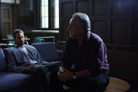 The Lazarus Project – Der Preis, den Father Ezra (Bob Gunton, r.) für die Verlängerung des Lebens von Ben (Paul Walker, l.) verlangt, ist nicht das, was der zum Tode Verurteilte bereit ist zu zahlen ...