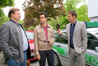 Die Rosenheim-Cops – Als Geld am Tatort verschwunden ist, wird Eduardo Zanelli (Daniel Montoya, m.), der spielsüchtig ist, von Hansen (Igor Jeftic, r.) und Hartl (Michael A. Grimm, l.) unter Druck gesetzt.